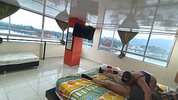 Preview 2 of Sunny Leone Reyle Xxx - De Viaje Con La ESPOSA De Mi JEFE Nos Toc&oacute_ Compartir La Cama Y Le Deje Toda Mi LECHE ADENTRO En El Hotel 1-1 FULLONXRED