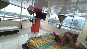 Preview 4 of Sunny Leone Reyle Xxx - De Viaje Con La ESPOSA De Mi JEFE Nos Toc&oacute_ Compartir La Cama Y Le Deje Toda Mi LECHE ADENTRO En El Hotel 1-1 FULLONXRED