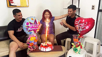 Preview 4 of Sexybusty Wife Com - Hijastros le Celebran el Cumplea&ntilde_os a su Madrastra y de Regalo Sorpresa 2 Pollas para Follarla por el Culo y que Disfrute su Regalo