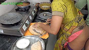 Preview 2 of Pauli Dom Sex Video - रोटी बनाते समय जोर जोर से धक्का लगाया एक साथ दो काम