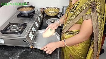 Preview 1 of Pauli Dom Sex Video - रोटी बनाते समय जोर जोर से धक्का लगाया एक साथ दो काम