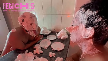 Preview 2 of Crying Firl - CHANTILLY - homens se lambuzam com chantilly - wet and messy - sploshing - V&iacute_deo completo no RED