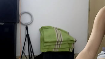 Preview 2 of Hot Mom Anfson - Mi Hermanastra entra a mi cuarto me encuentra desnudo y caliente me la follo bien duro (PARTE 1)
