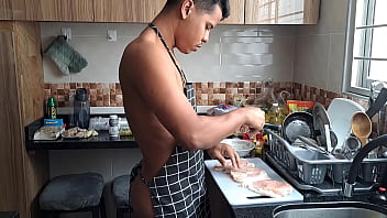 Preview 1 of Vijos Y Chicassex Com - La zorra de mi madrastra me interrumpe mientras preparo la comida,  le encanta tener mi polla en la boca