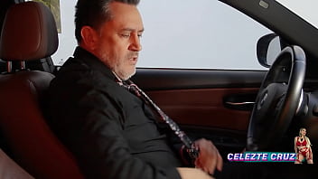 Preview 1 of Kch - El tipo al que fui arreglarle el auto , estaba re loco y cuando descubre mi overol roto se calienta y me folla arriba del carro