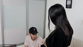 Preview 1 of Teen Sex Balduz - puta cachonda aprovecha la visita de su vecino para seducirlo,  le comienza a sobar la verga,  la pone en su boca y se lo mama,  saca sus tetas y se las pone en la cara