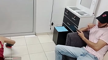 Preview 1 of Wissam Hamna - patron le morbosea el culo grande de su empleada,  mientras est&aacute_ en cuatro limpiando el piso,  se empieza a masturbar y pone a la empleada a mamar pene