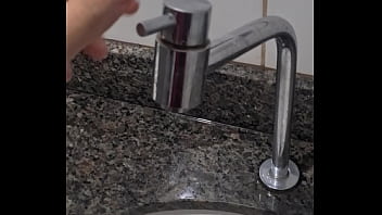 Preview 2 of Juli Brandi - Novinho jorrando meio copo pelo ralo