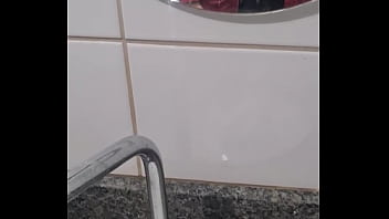 Preview 1 of Juli Brandi - Novinho jorrando meio copo pelo ralo