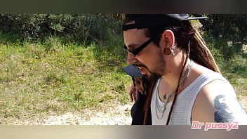 Preview 1 of Mc Comes - DR PUSSY2 - Angolana chupa pau e deixa se ser fodida rapidinho na natureza para celebrar a compra do novo carro
