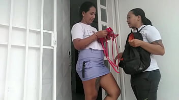 Preview 2 of Xxx Video Katin H D - la vendedora de tangas al vermelas puestas,  se excita y empieza a acariciarme las nalgas,  nos empezamos a besar y a darnos placer