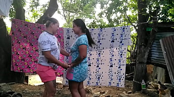 Preview 2 of Manoseando A Mi Hermana Dormida - lesbiana cachonda enga&ntilde_a a su novia con la mejor amiga de ella,  empiezan a darse placer chupando  co&ntilde_os en el patio de la casa