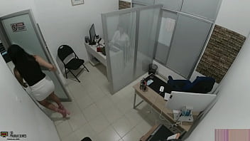 Preview 1 of Sex On The Streets Hidden - Para quitarnos el estr&eacute_s le doy unos buenos besitos a mi compa&ntilde_era de trabajo en su gran co&ntilde_o