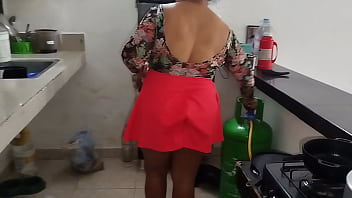 Preview 1 of Marcia Sp - Madrastra culona sedienta de una buena polla termina follando al amigo de su hijastro (ojal&aacute_ no se quede embarazada)