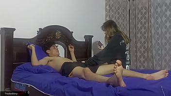 Preview 2 of Sunny Leon With Threesome - empiezo a manosear a mi hermanastro y cuando se excito le chupe el pene me puse en cuatro y me follo hasta venirse en mi culo