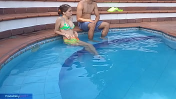 Preview 2 of Sinhasex Film - chica inocente disfruta de la piscina con su hermanastro chup&aacute_ndole la verga y fornicando