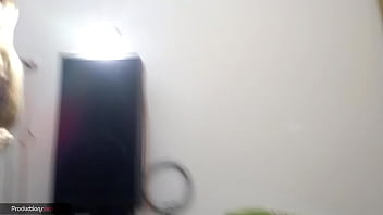 Preview 1 of Curves Full - joven muchacha se excita al ver al marido desnudo,  le da una buena mamada de verga y se le monta a follar