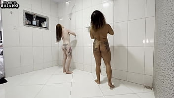 Preview 1 of Feel Dry - O padrasto negro entra no banho e come sua enteada e sua namorada sem camisinha