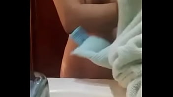 Preview 4 of Maggie Chueng - Video casero real de Latina en el ba&ntilde_o muestras sus tetas