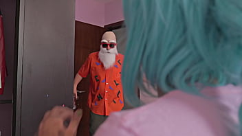 Preview 2 of Orgy Malay - Dragon Bolas: Date prisa Goku,  Roshi le quere meter la porringa a Bulma y ya la puso a mamarle las Bolas!LIVE ACTION