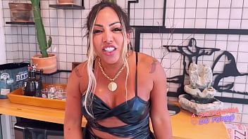 Preview 1 of Aundriy Botine - Minha primeira vez com outra trans: minha amiga Aylla Gatina me colocou pra chupar seu pau e comeu meu cuzinho