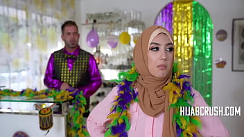 Preview 1 of Beg Bak Sex - Arab Girlfriend&#039_s First Mardi Gras- Violet Gems