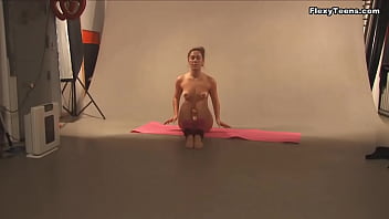Preview 4 of Lukas Xxx - Mashka Pizdaletova has saggy tits but flexible sexy body