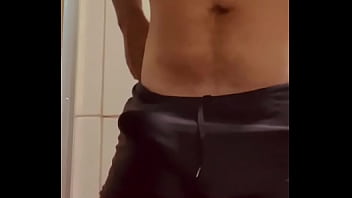 Preview 2 of 3gp Low Quality Mom - Molhado da piscina e de pau duro na sunga