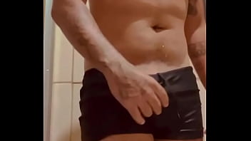 Preview 1 of 3gp Low Quality Mom - Molhado da piscina e de pau duro na sunga