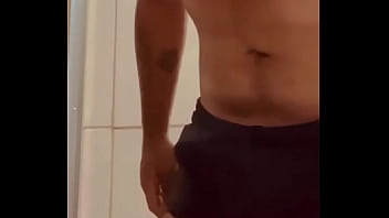 Preview 4 of 3gp Low Quality Mom - Molhado da piscina e de pau duro na sunga