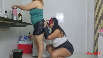 Preview 1 of Leony Porn - Apresentando minha amiga Mirela balan&ccedil_ando sua raba ao som de funk e mamando dotado