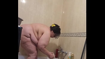 Preview 2 of Maid Cutie - CoolMarina gordas cachondas ducha ma&ntilde_anera y desatoro de bajos