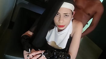 Preview 3 of Nida Ali First Porn Video - Monjita me masturba con sus pies y luego se traga mi verga con su hermoso culo blanco