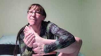 Preview 4 of Mujeres Mirando Skype - She has a big foot fetish