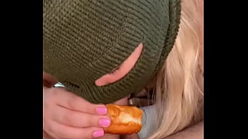 Preview 2 of Lpp Mn V - Me encanta comer donut en la verga de mi hijastro y luego me lo follo. Casero Real