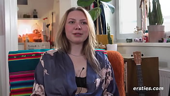 Preview 1 of Good Sex Tricks - Ersties - Songschreiberin Nelio aus Berlin masturbiert in ihrem WG-Zimmer