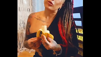 Preview 3 of Voyeor Penis - Comiendo una banana