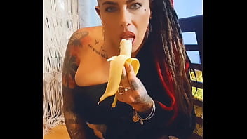 Preview 4 of Voyeor Penis - Comiendo una banana