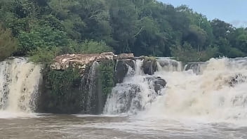 Preview 1 of Mama Jan Son - Vadia levando rola grossa em meio a tempestade na cachoeira