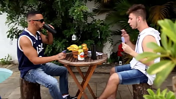 Preview 1 of Sushi Xxxcom - FODENDO O NOVINHO NA CHUVA
