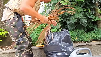 Preview 1 of Bangladesh Xxxnxx Baby Com - ACABEI FODENDO COM JARDINEIRO DOTADO