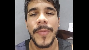 Dos Morenas Y Un Joven