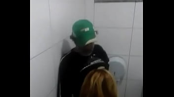 Com A Bunda Na Janela Dogging